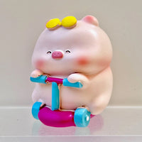 TOURIST PIGGY FIGURINE BLIND BOX (1 Blind Box)